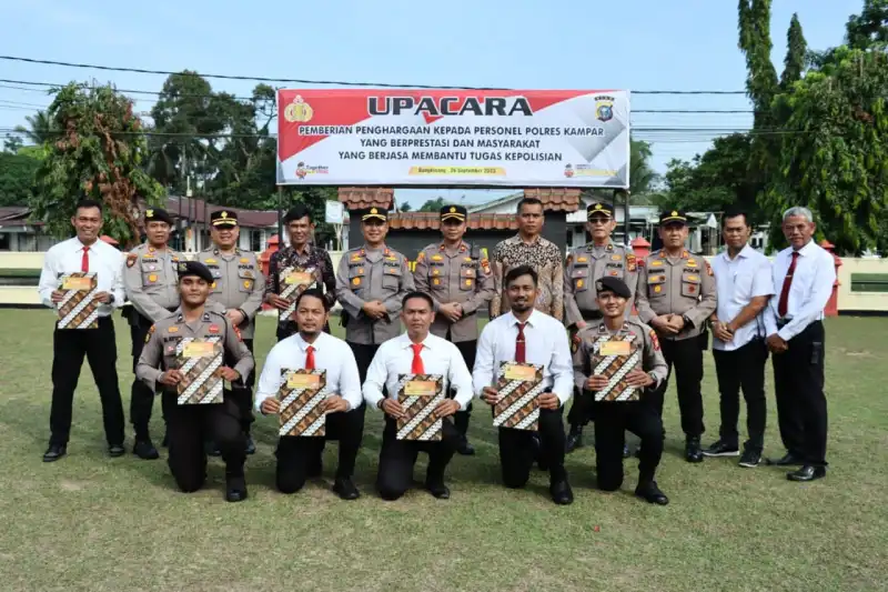 Kapolres Kampar Berikan Penghargaan Kepada 6 Personil dan 2 Masyarakat Berprestasi serta Berdedikasi Tinggi